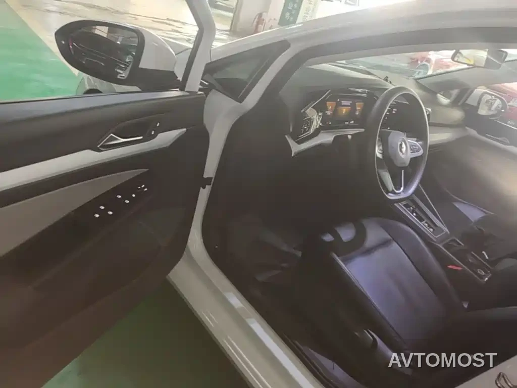 Volkswagen Golf 2023 Model 200TSI DSG — фото 16