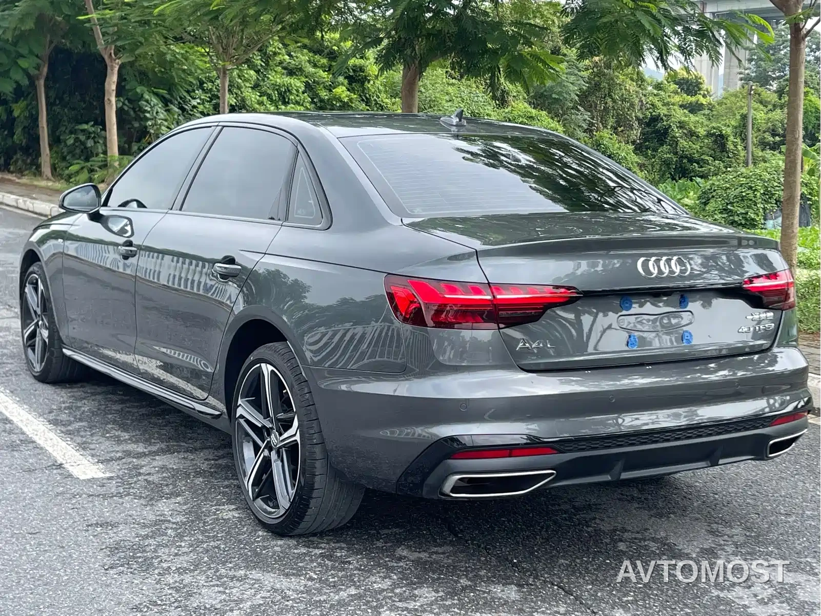 Audi A4L 2025 2 Million Celebration Edition 40 TFSI Luxury Dynamic — фото 4