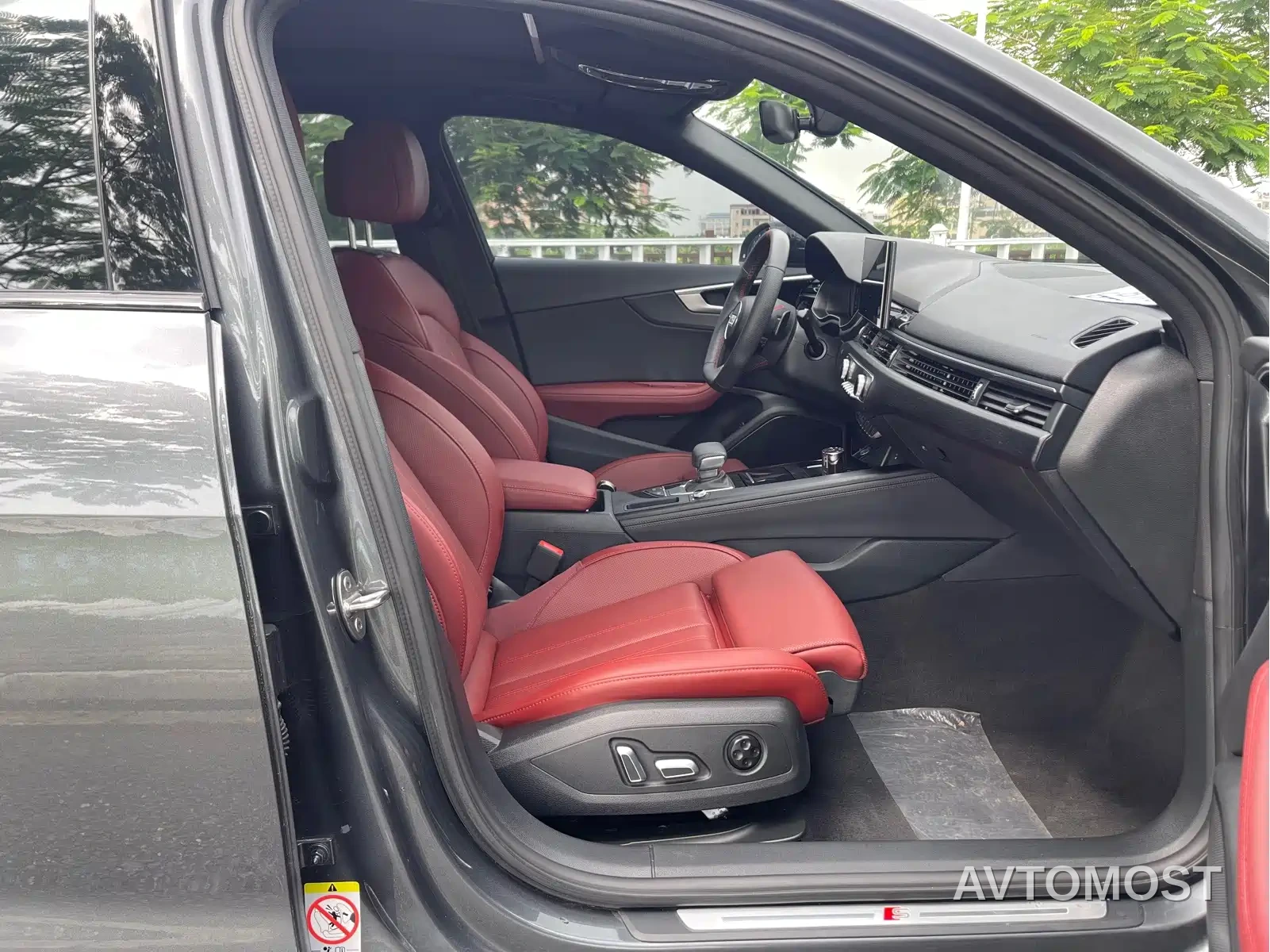 Audi A4L 2025 2 Million Celebration Edition 40 TFSI Luxury Dynamic — фото 10