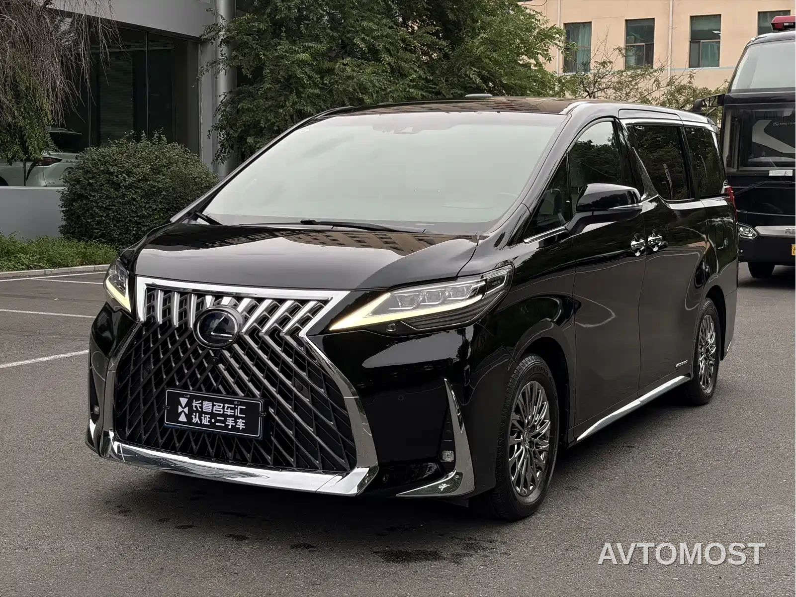 Lexus LM 2020 300h 4-Seat Imperial Edition — фото 1
