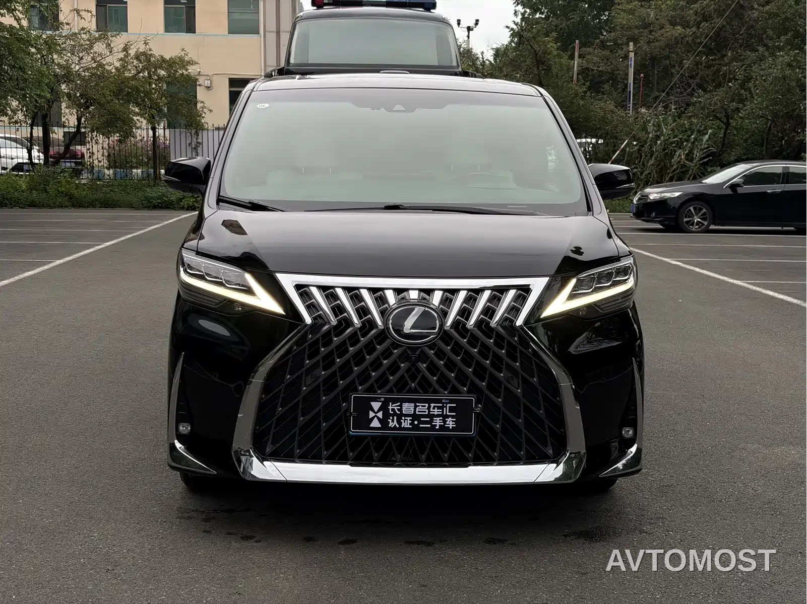 Lexus LM 2020 300h 4-Seat Imperial Edition — фото 2
