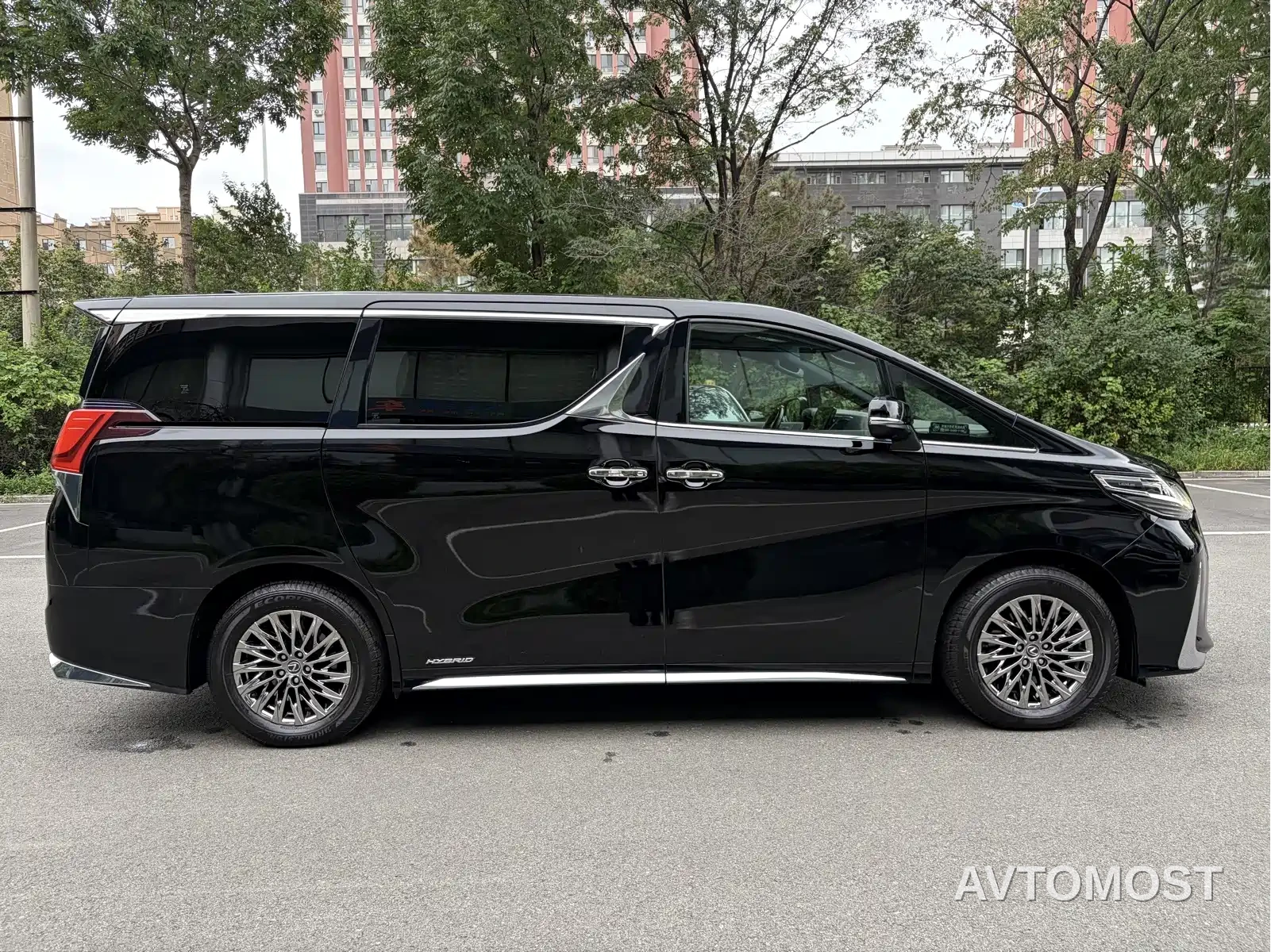 Lexus LM 2020 300h 4-Seat Imperial Edition — фото 4