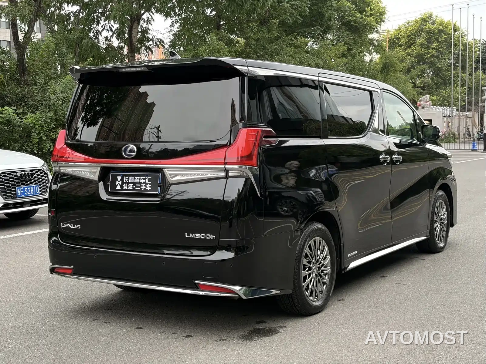 Lexus LM 2020 300h 4-Seat Imperial Edition — фото 5