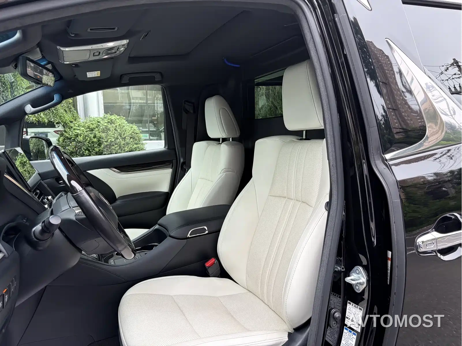 Lexus LM 2020 300h 4-Seat Imperial Edition — фото 8