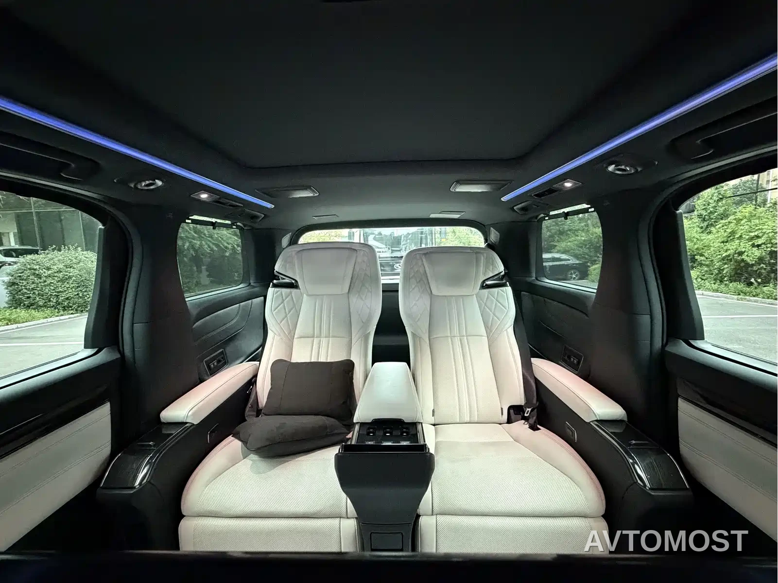 Lexus LM 2020 300h 4-Seat Imperial Edition — фото 9