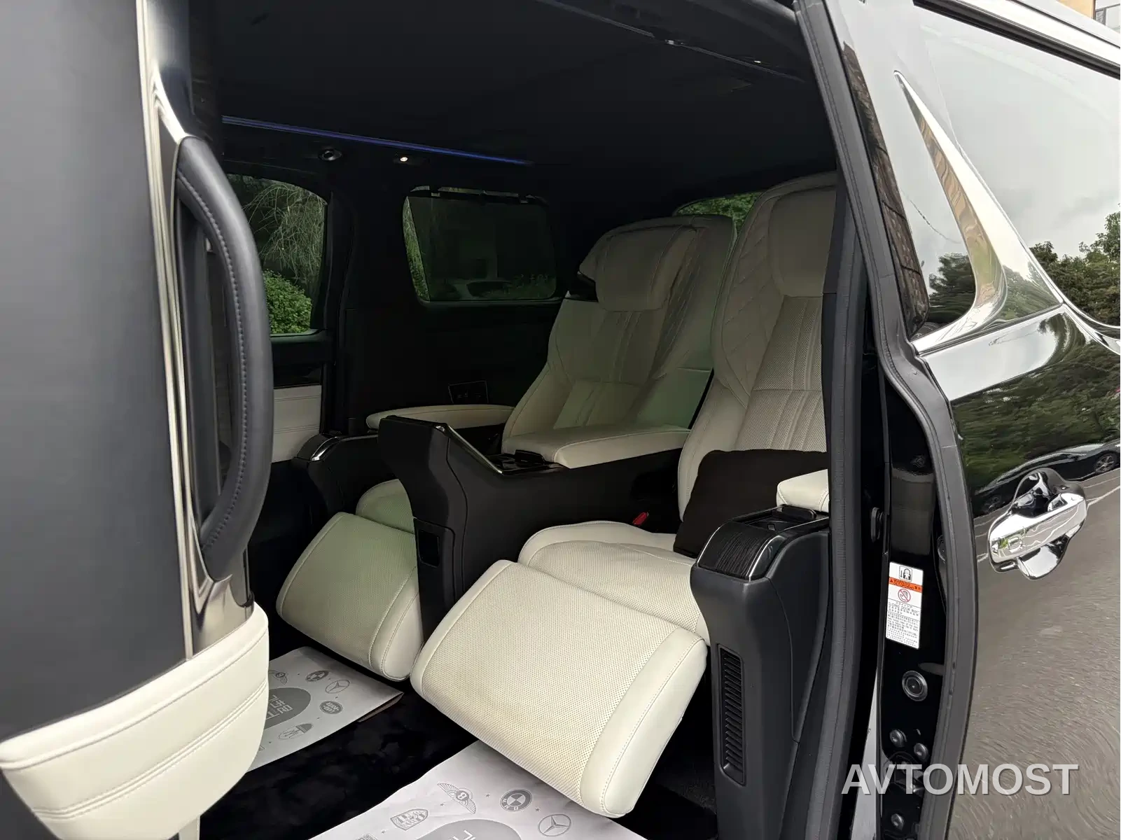 Lexus LM 2020 300h 4-Seat Imperial Edition — фото 14