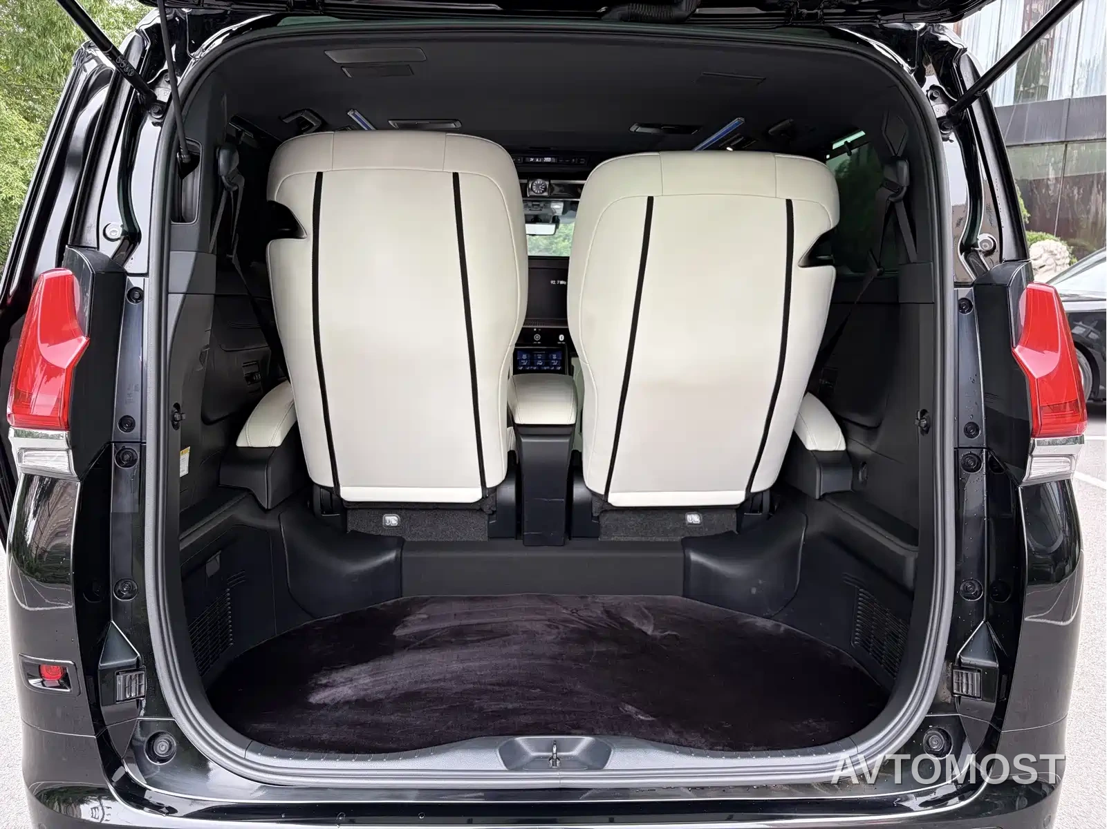 Lexus LM 2020 300h 4-Seat Imperial Edition — фото 16
