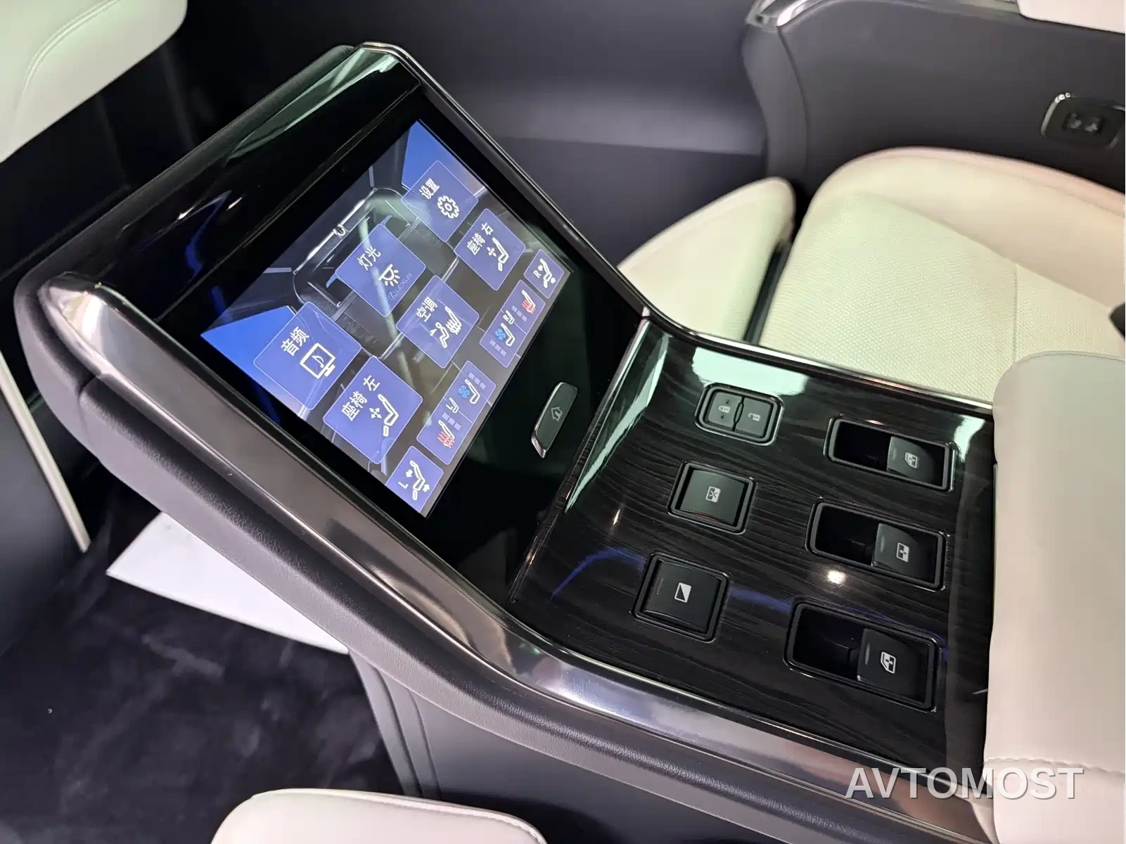 Lexus LM 2020 300h 4-Seat Imperial Edition — фото 21