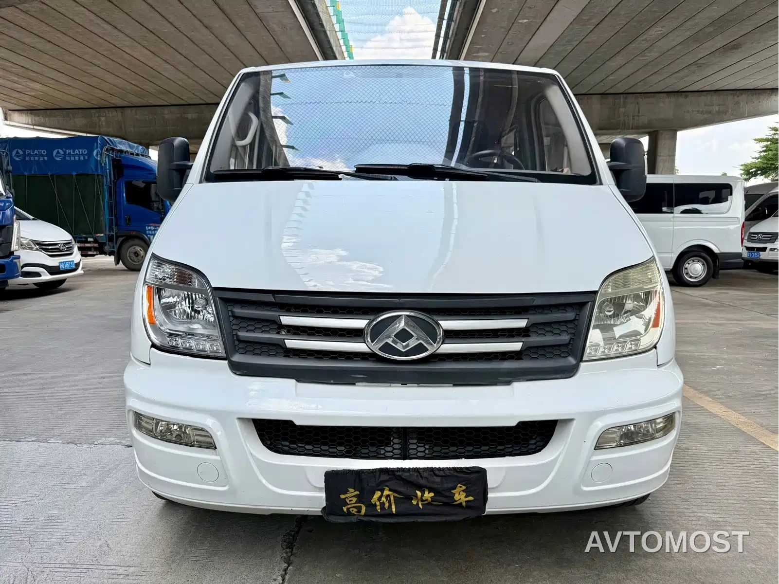 SAIC Maxus Xintu V80 2023 2.0T Manual Classic Aoyun Power Edition Short Wheelbase Ultra-Low Roof 5/6-Seater — фото 2