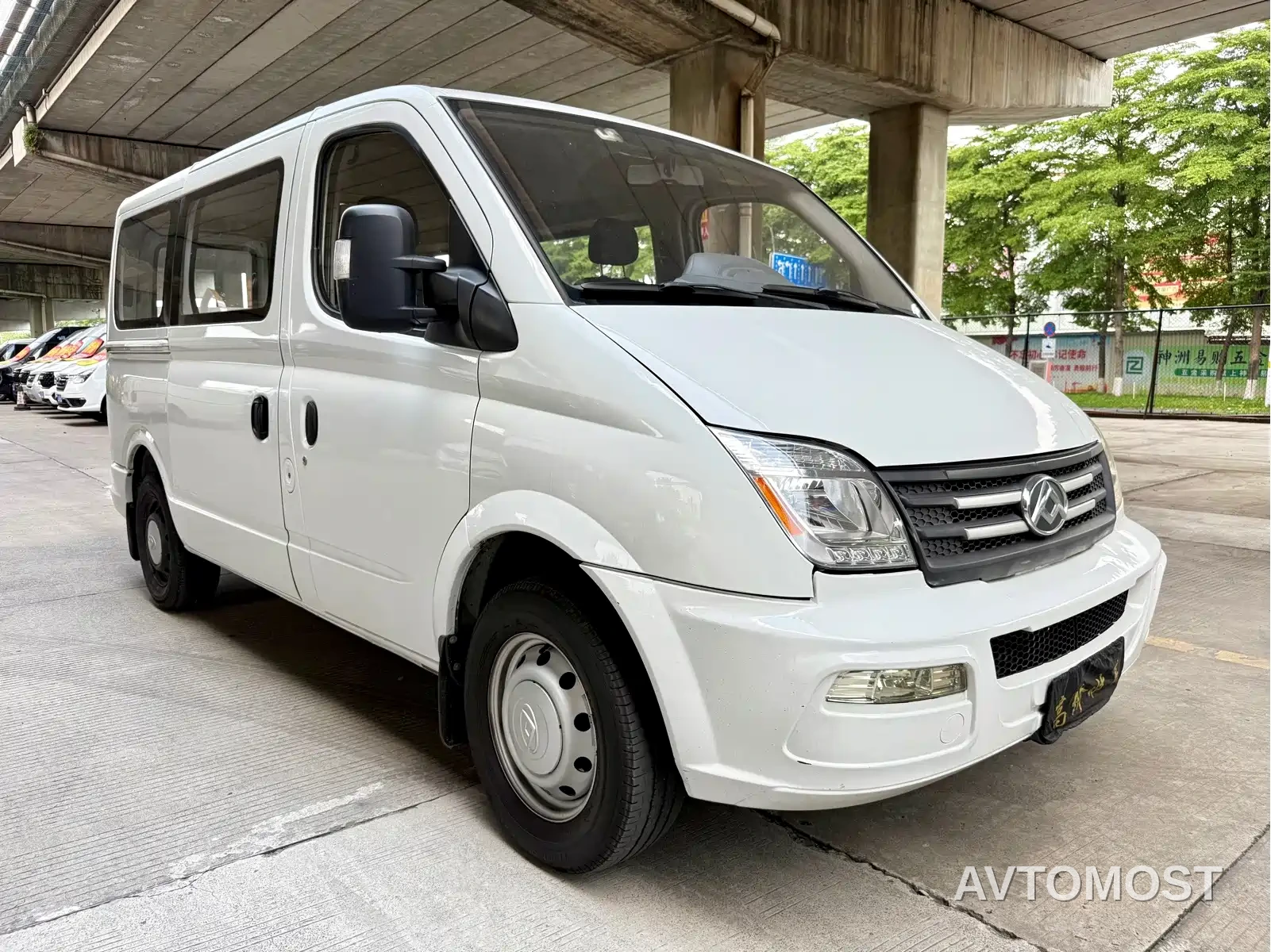 SAIC Maxus Xintu V80 2023 2.0T Manual Classic Aoyun Power Edition Short Wheelbase Ultra-Low Roof 5/6-Seater — фото 3