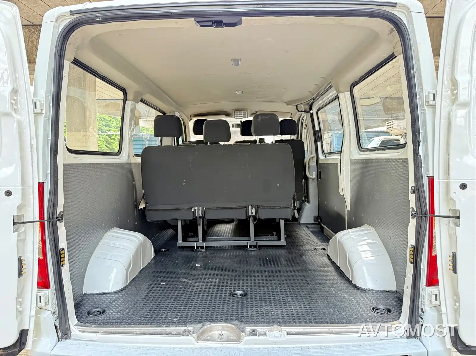 SAIC Maxus Xintu V80 2023 2.0T Manual Classic Aoyun Power Edition Short Wheelbase Ultra-Low Roof 5/6-Seater — фото 10