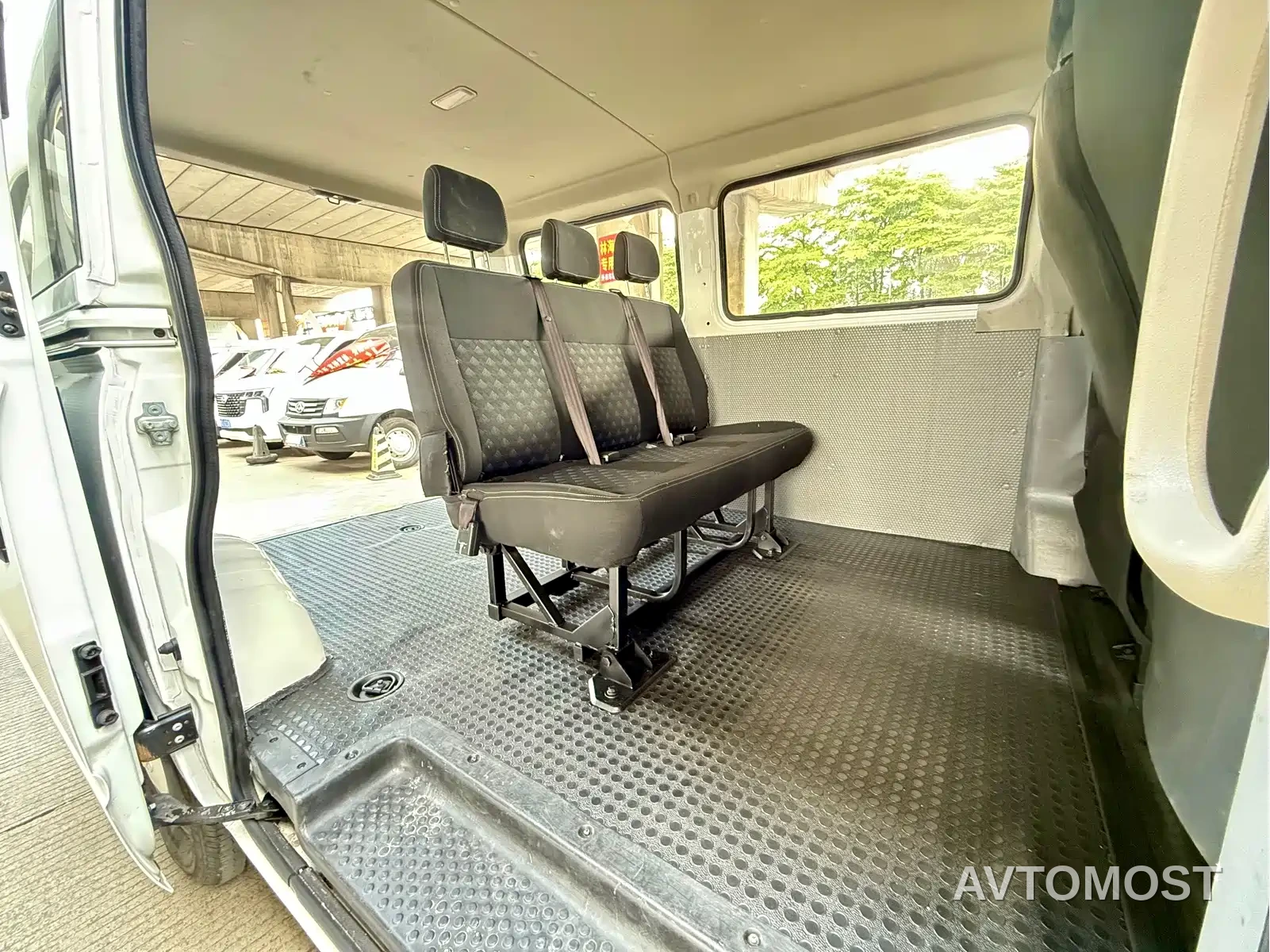 SAIC Maxus Xintu V80 2023 2.0T Manual Classic Aoyun Power Edition Short Wheelbase Ultra-Low Roof 5/6-Seater — фото 13
