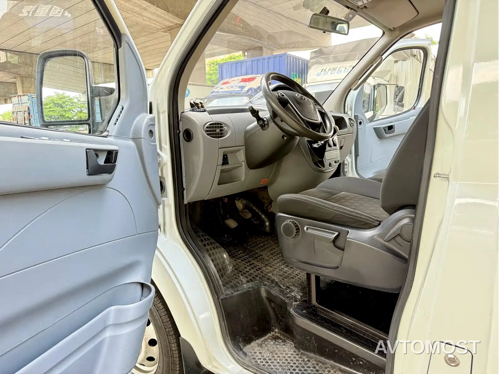 SAIC Maxus Xintu V80 2023 2.0T Manual Classic Aoyun Power Edition Short Wheelbase Ultra-Low Roof 5/6-Seater — фото 14