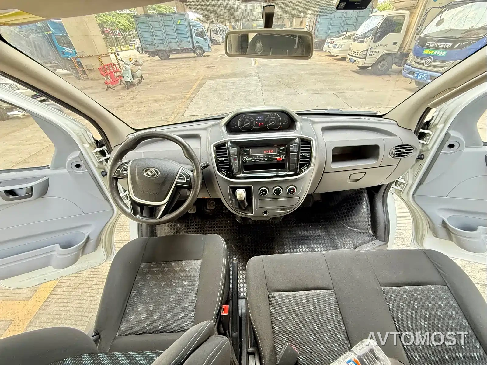 SAIC Maxus Xintu V80 2023 2.0T Manual Classic Aoyun Power Edition Short Wheelbase Ultra-Low Roof 5/6-Seater — фото 15