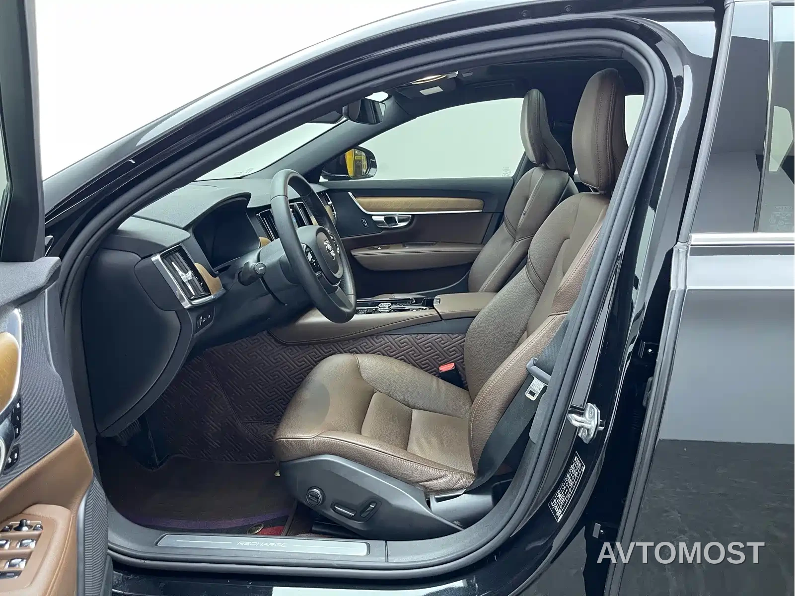 Volvo S90 Plug-in Hybrid 2022 T8 Recharge Plug-in Hybrid Momentum Luxury Edition — фото 12