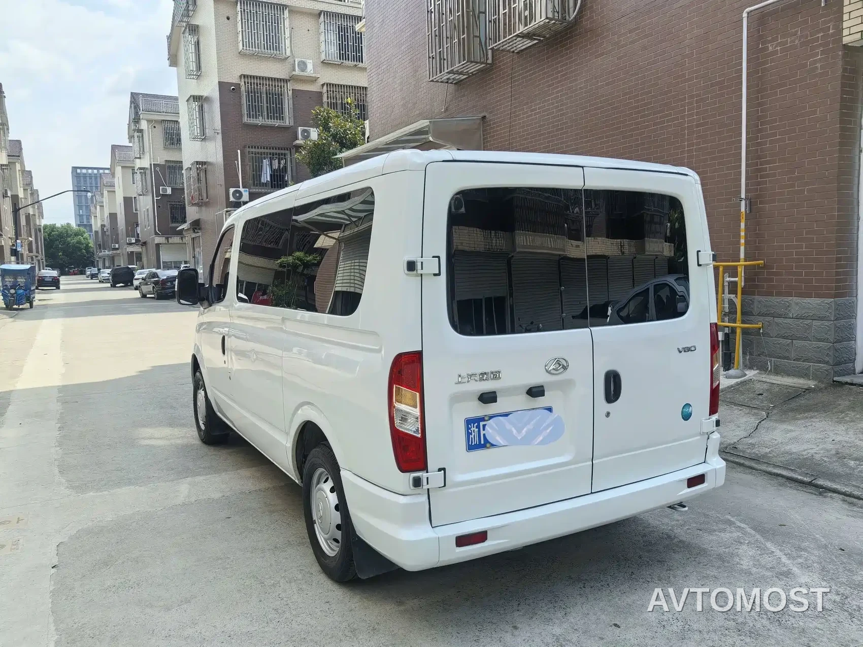 SAIC Maxus Xintu V80 2021 2.0T Manual Classic Proud Transporter Short Wheelbase Ultra-low Roof 5/6-seater — фото 3