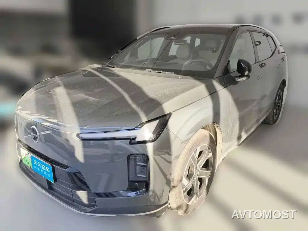 Volvo XC70 Plug-in Hybrid 2025 Standard — фото 1