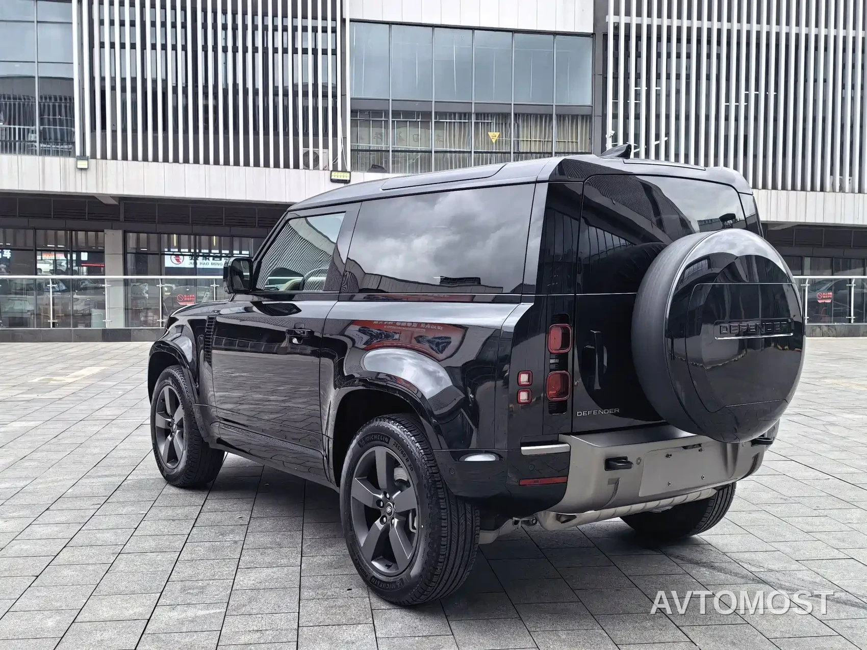 Land Rover Defender 2025 90 3.0T P400 X-Dynamic HSE — фото 12