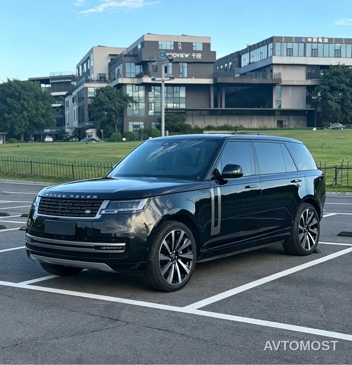 Land Rover Range Rover 2023 3.0 L6 400PS Golden Age 7-Seater Long Wheelbase — фото 1