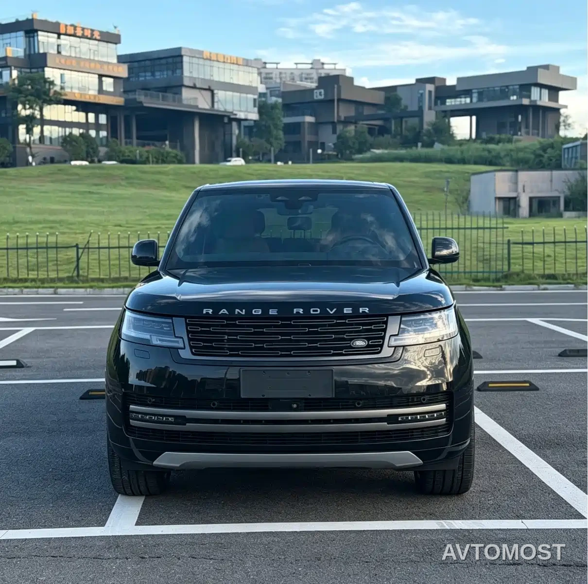 Land Rover Range Rover 2023 3.0 L6 400PS Golden Age 7-Seater Long Wheelbase — фото 2