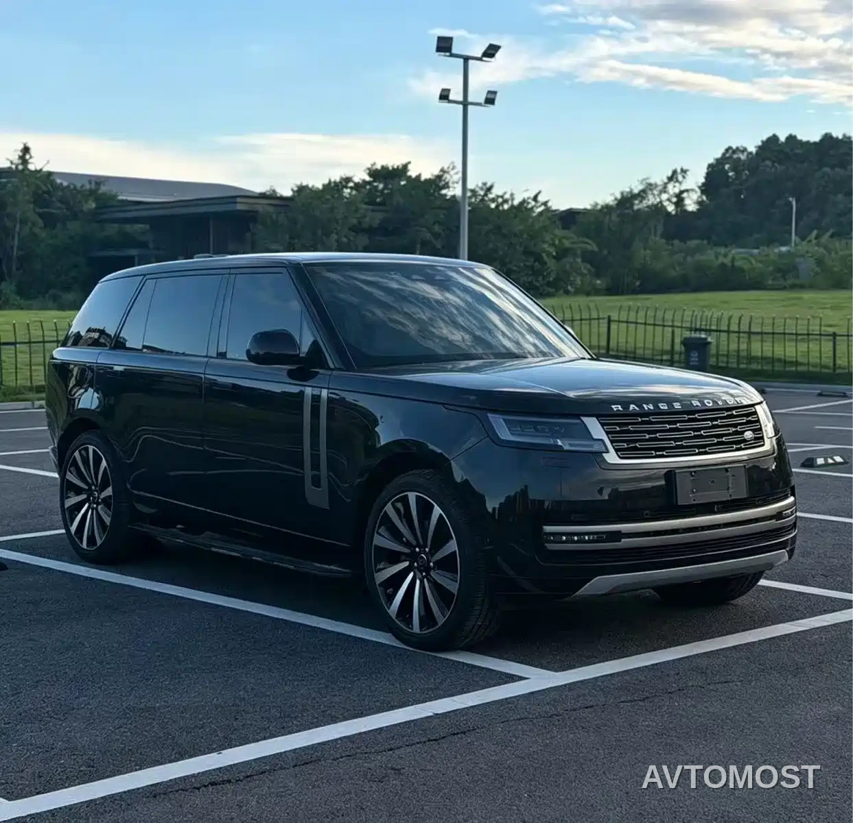 Land Rover Range Rover 2023 3.0 L6 400PS Golden Age 7-Seater Long Wheelbase — фото 3