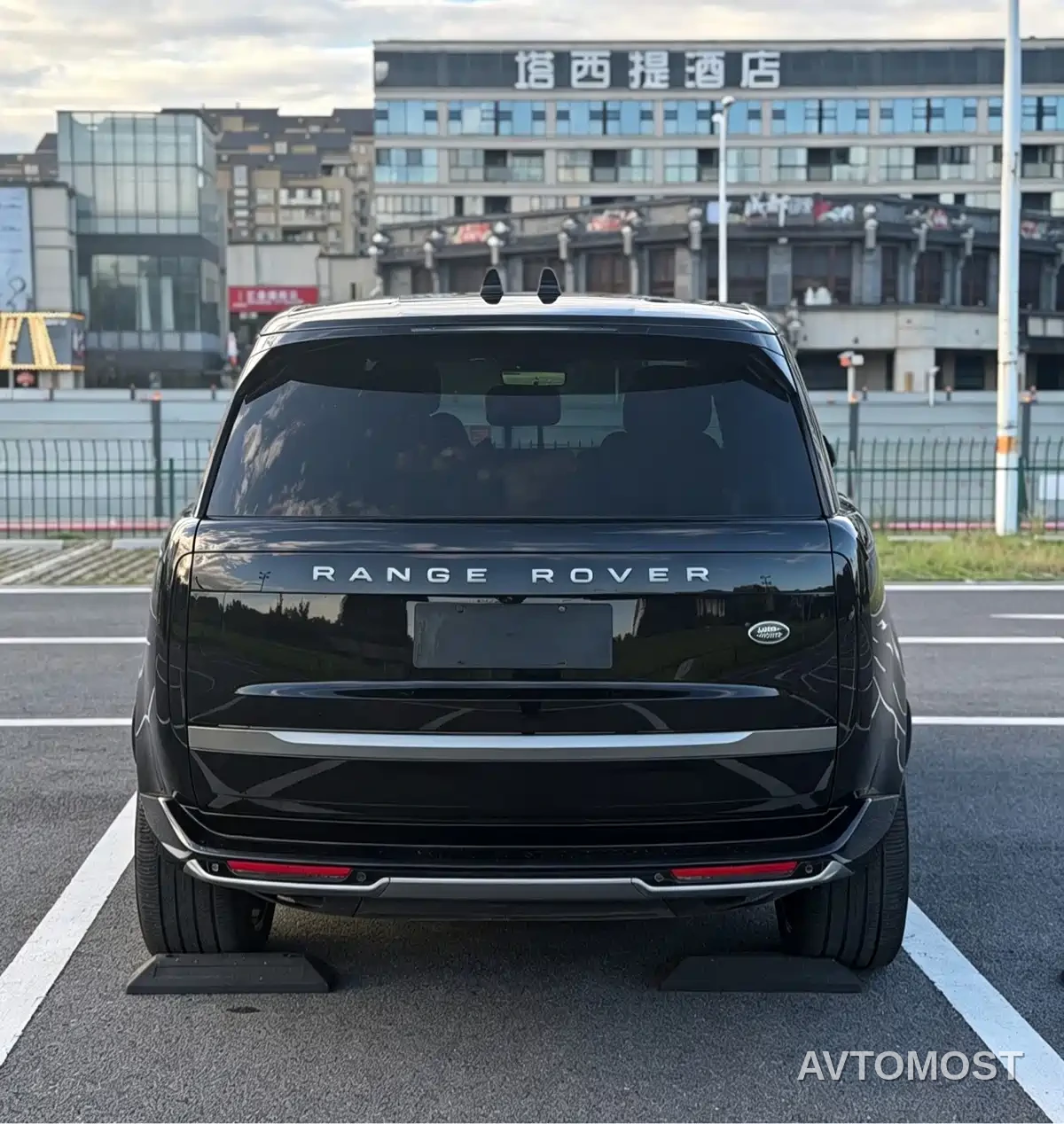 Land Rover Range Rover 2023 3.0 L6 400PS Golden Age 7-Seater Long Wheelbase — фото 5