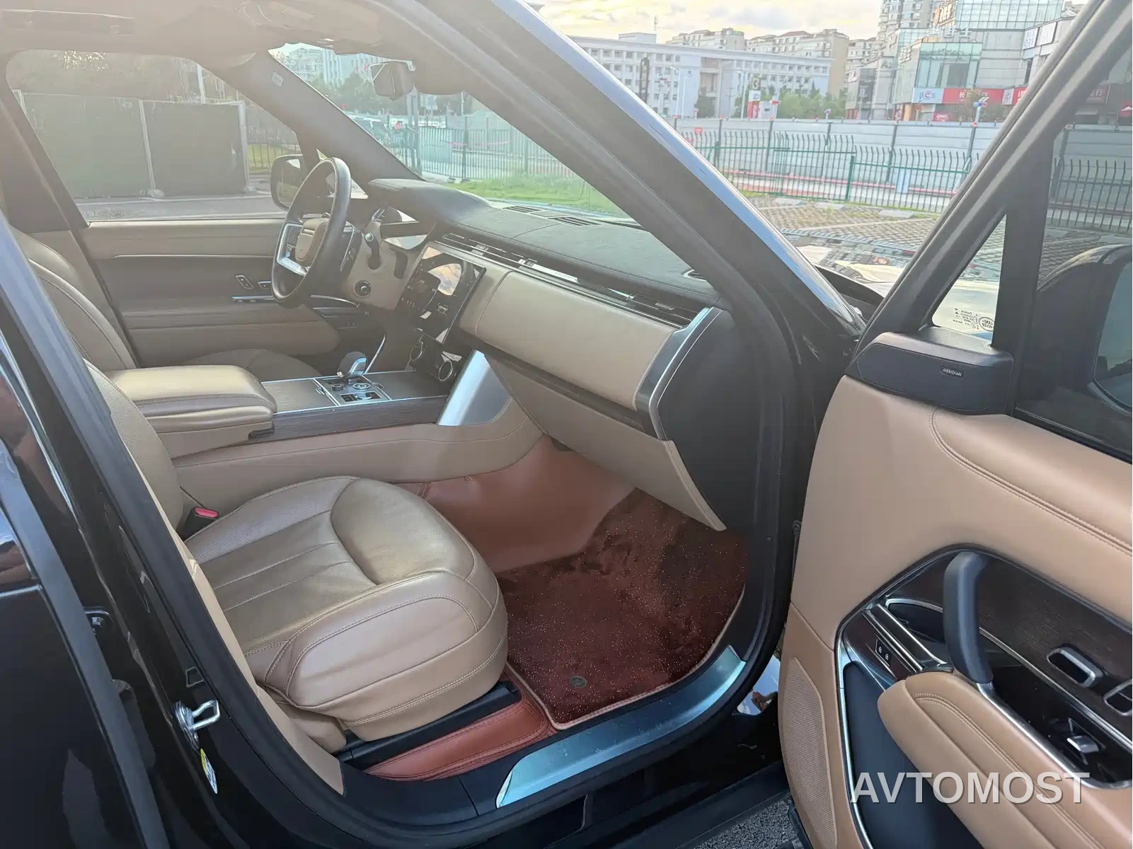 Land Rover Range Rover 2023 3.0 L6 400PS Golden Age 7-Seater Long Wheelbase — фото 10