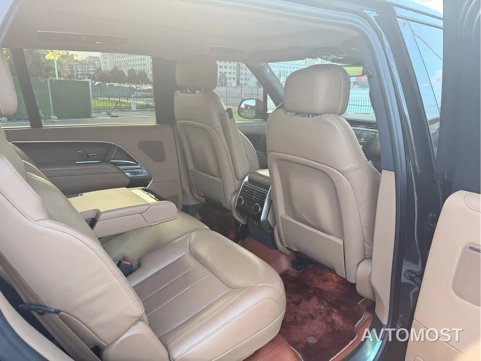 Land Rover Range Rover 2023 3.0 L6 400PS Golden Age 7-Seater Long Wheelbase — фото 11