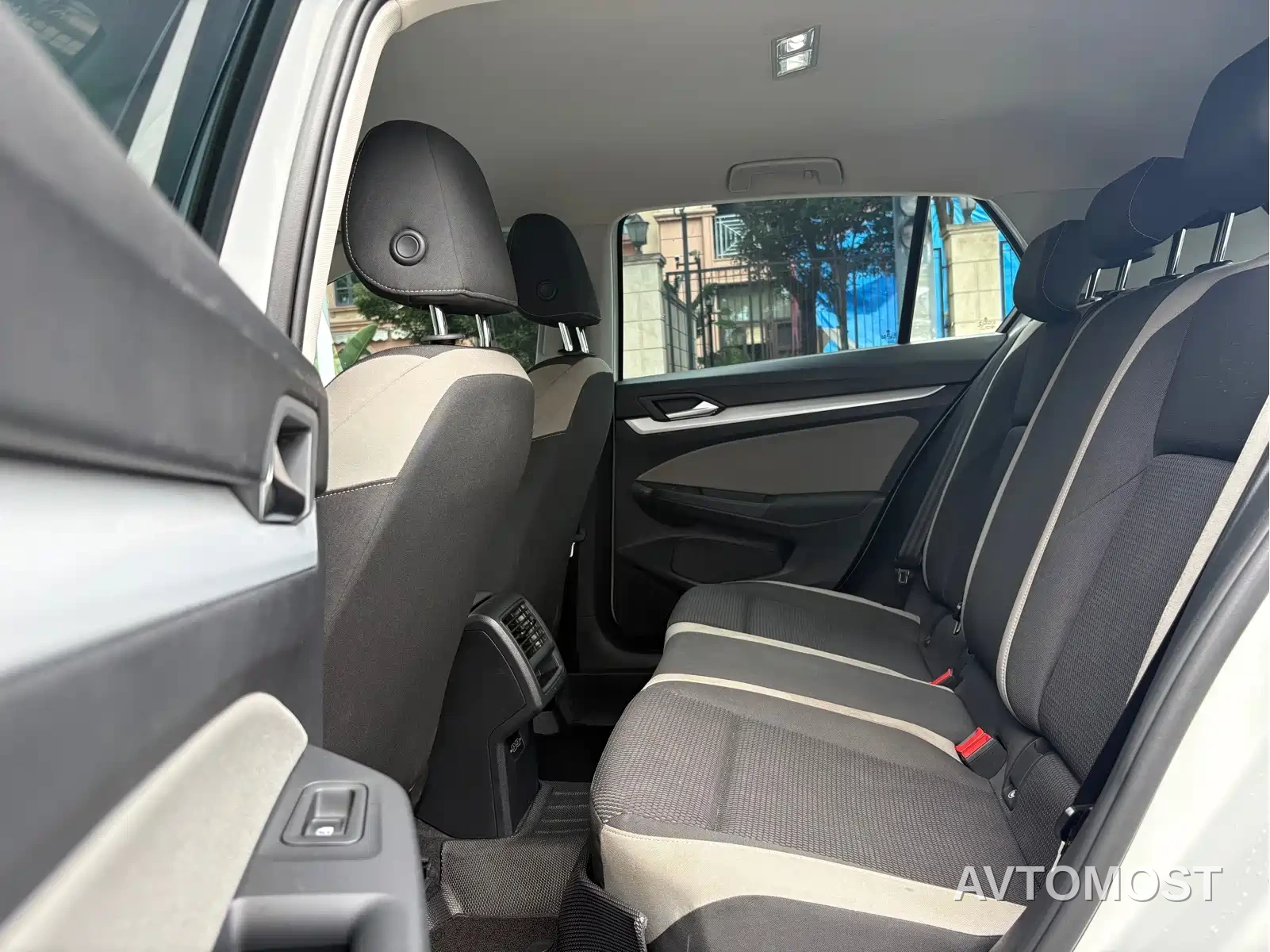 Volkswagen Golf 2021 200TSI DSG — фото 6