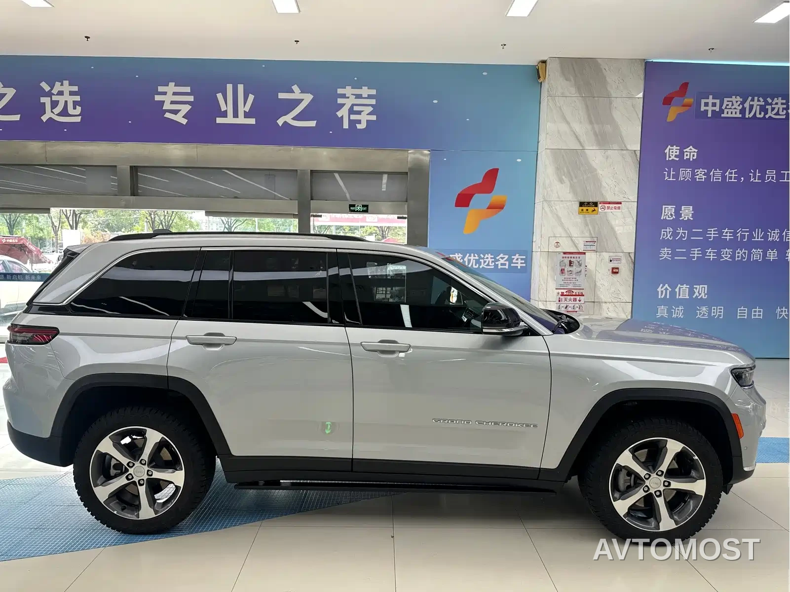 Jeep Grand Cherokee 4xe (Import) 2024 4xe Summit Edition — фото 4