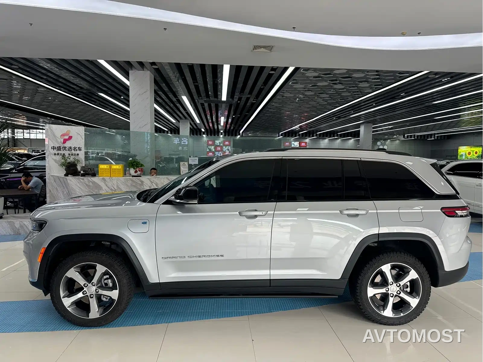 Jeep Grand Cherokee 4xe (Import) 2024 4xe Summit Edition — фото 5