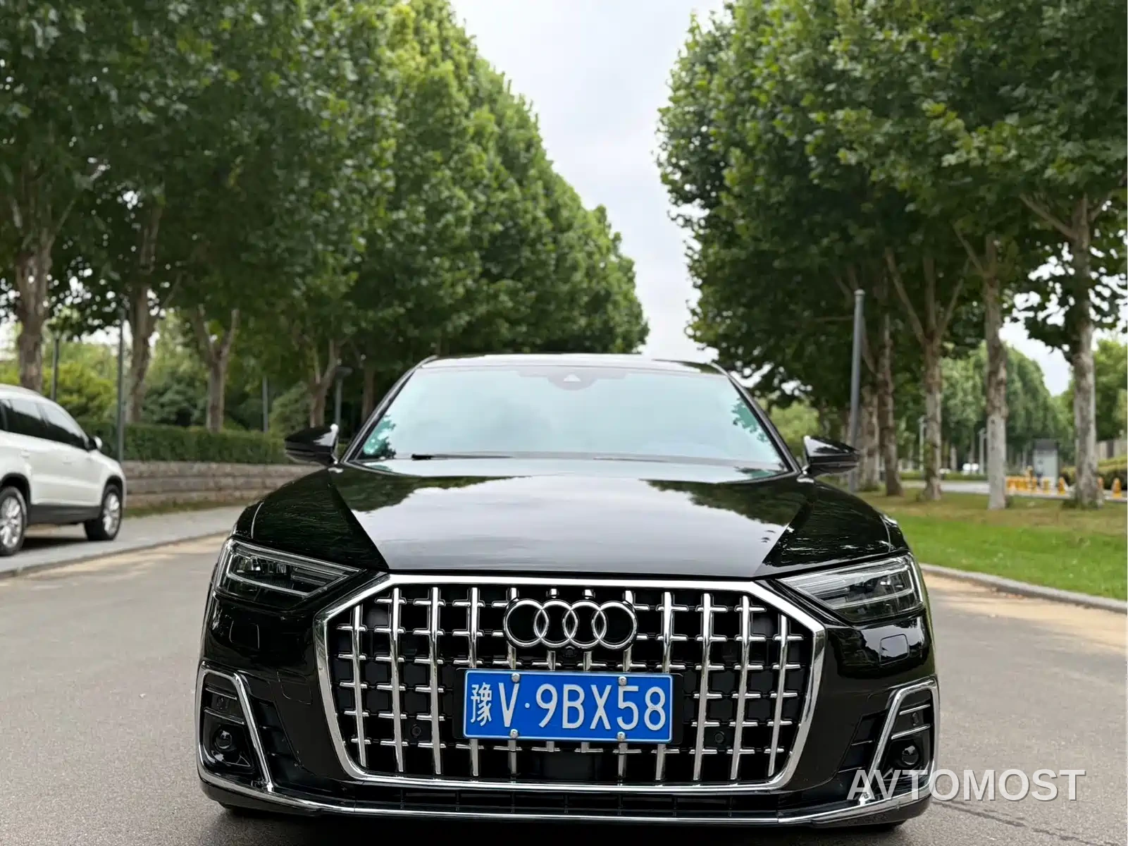 Audi A8 2022 A8L 50 TFSI quattro Comfort Collector's Edition — фото 2