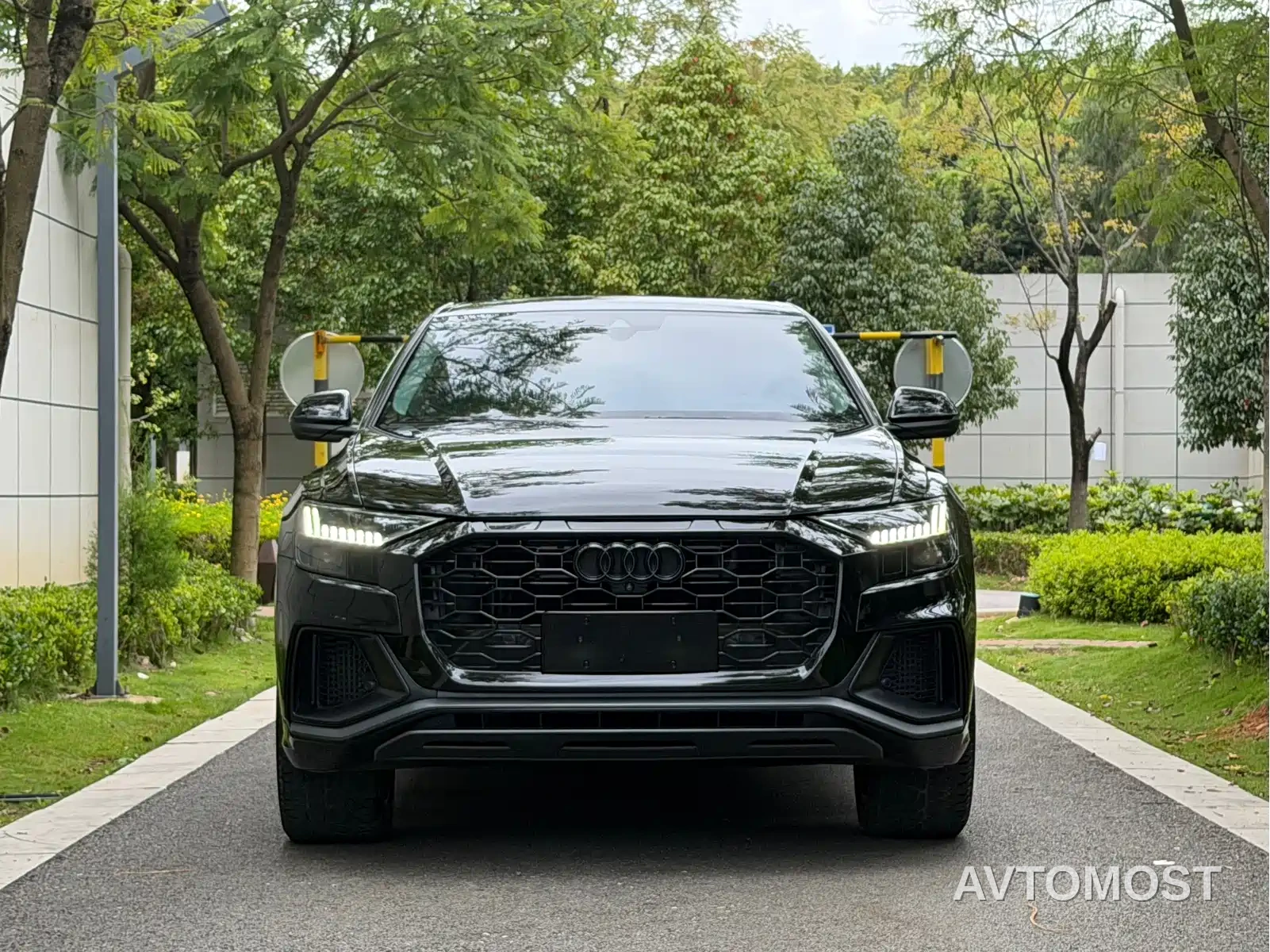 Audi Q8 2022 55 TFSI Luxury Dynamic — фото 2