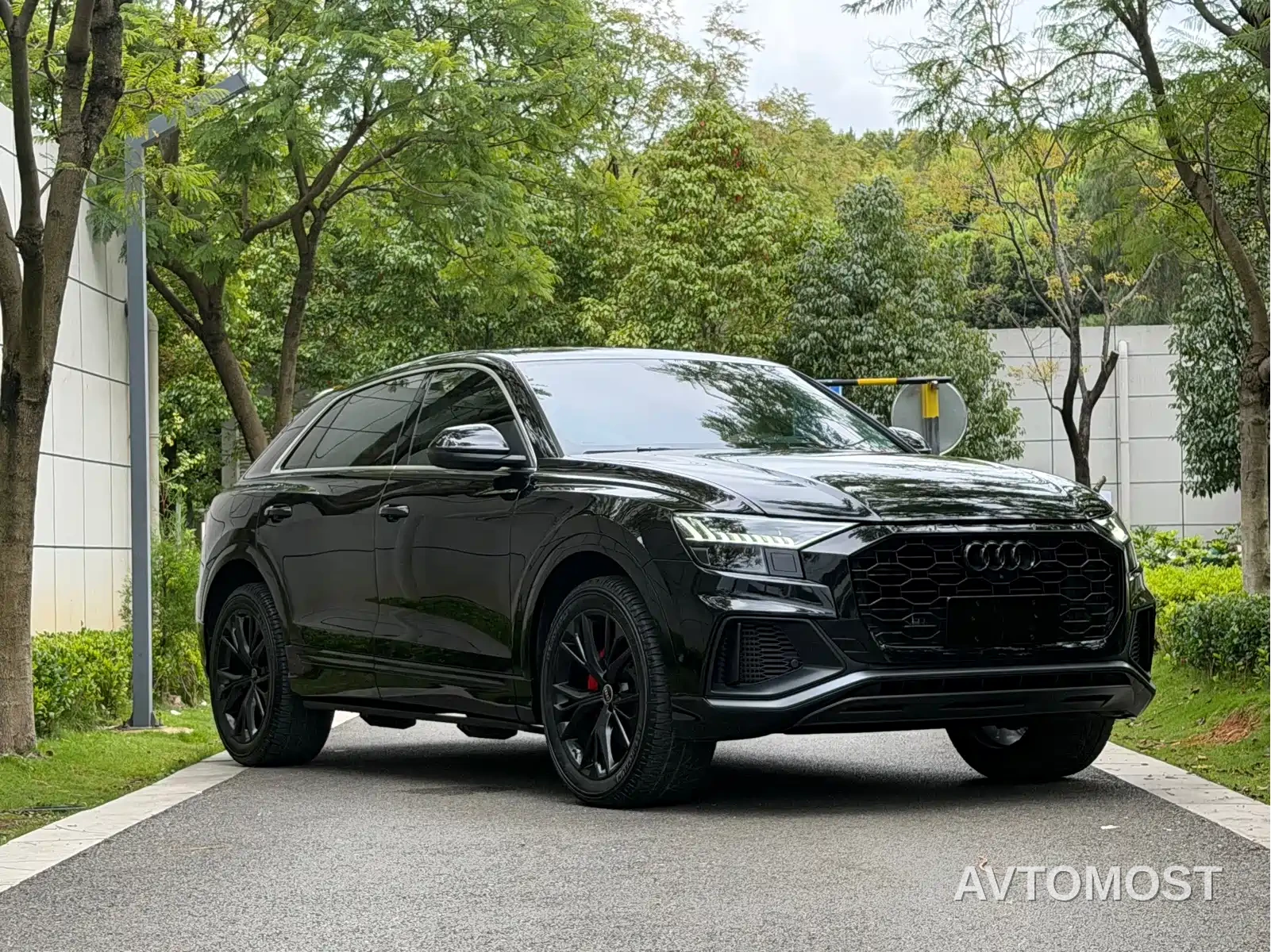 Audi Q8 2022 55 TFSI Luxury Dynamic — фото 3