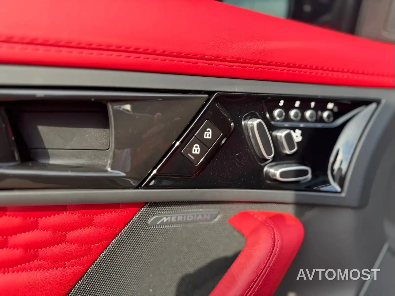 Jaguar F-TYPE 2024 P300 75th Anniversary Collector's Hardtop Edition — фото 10
