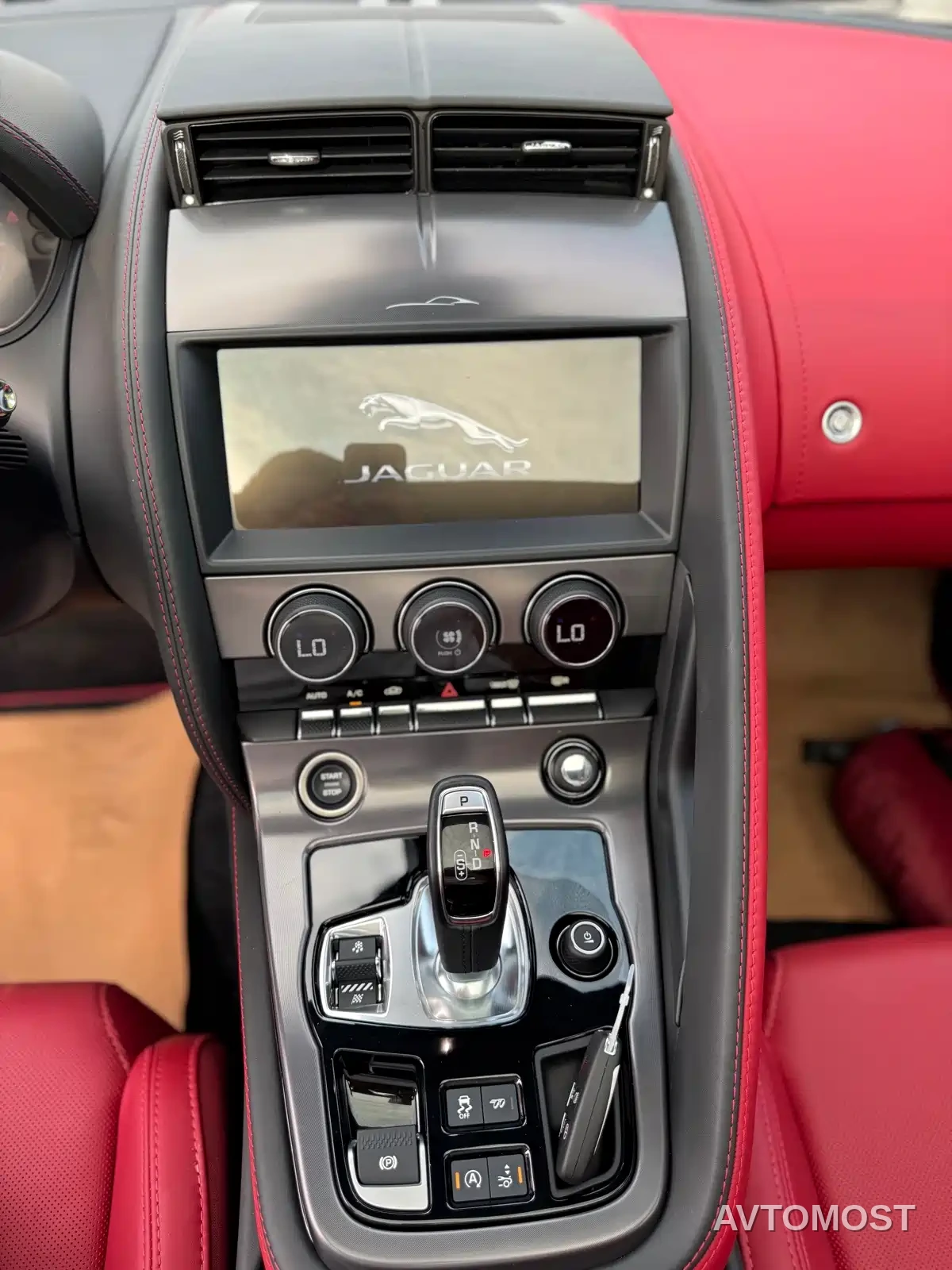 Jaguar F-TYPE 2024 P300 75th Anniversary Collector's Hardtop Edition — фото 11