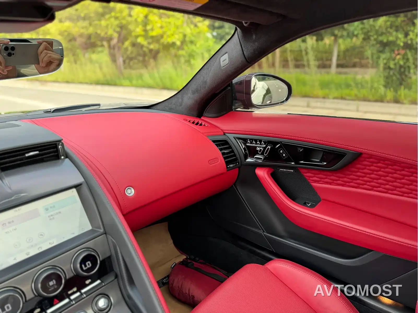 Jaguar F-TYPE 2024 P300 75th Anniversary Collector's Hardtop Edition — фото 12
