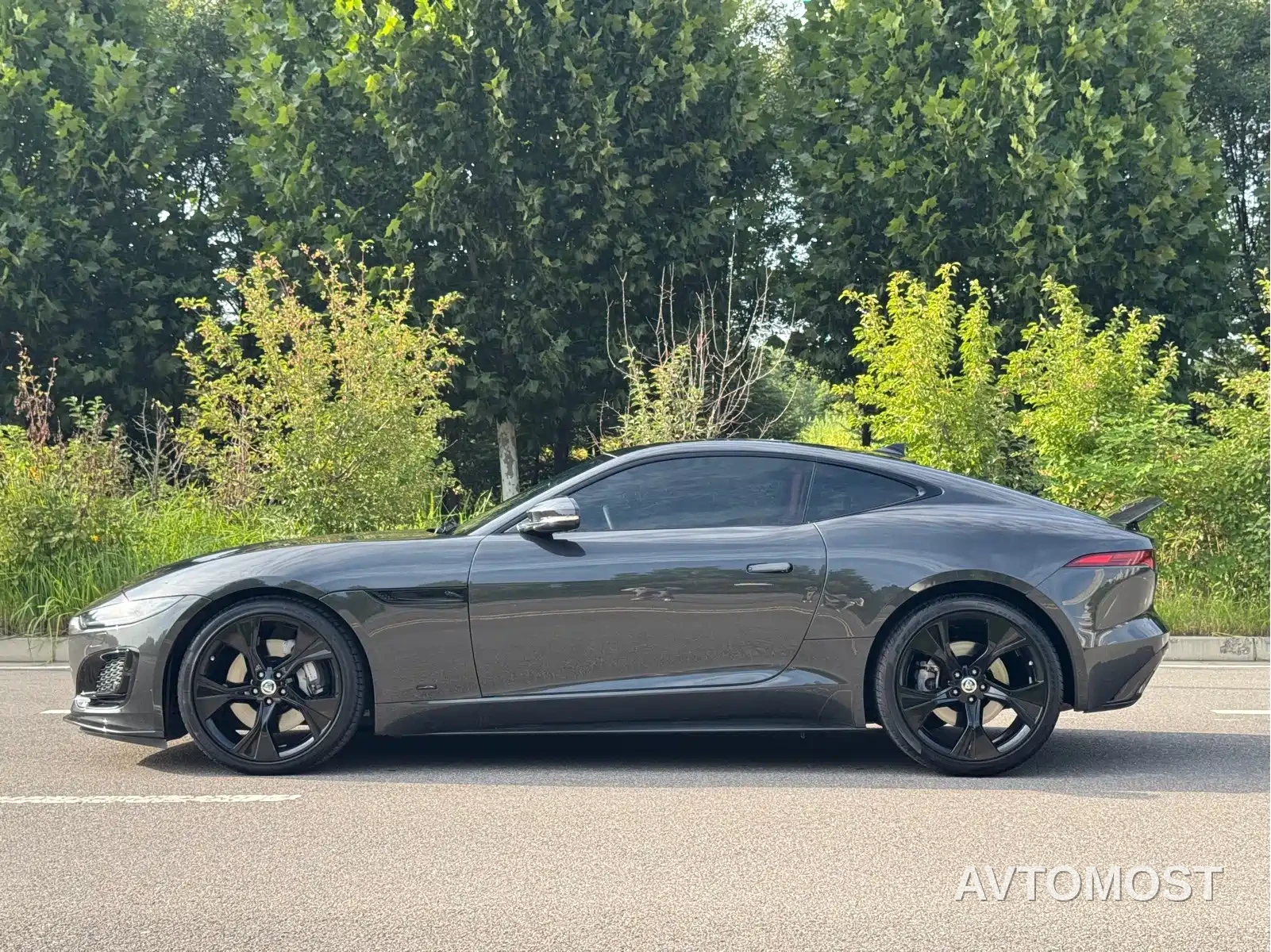 Jaguar F-TYPE 2024 P300 75th Anniversary Collector's Hardtop Edition — фото 13
