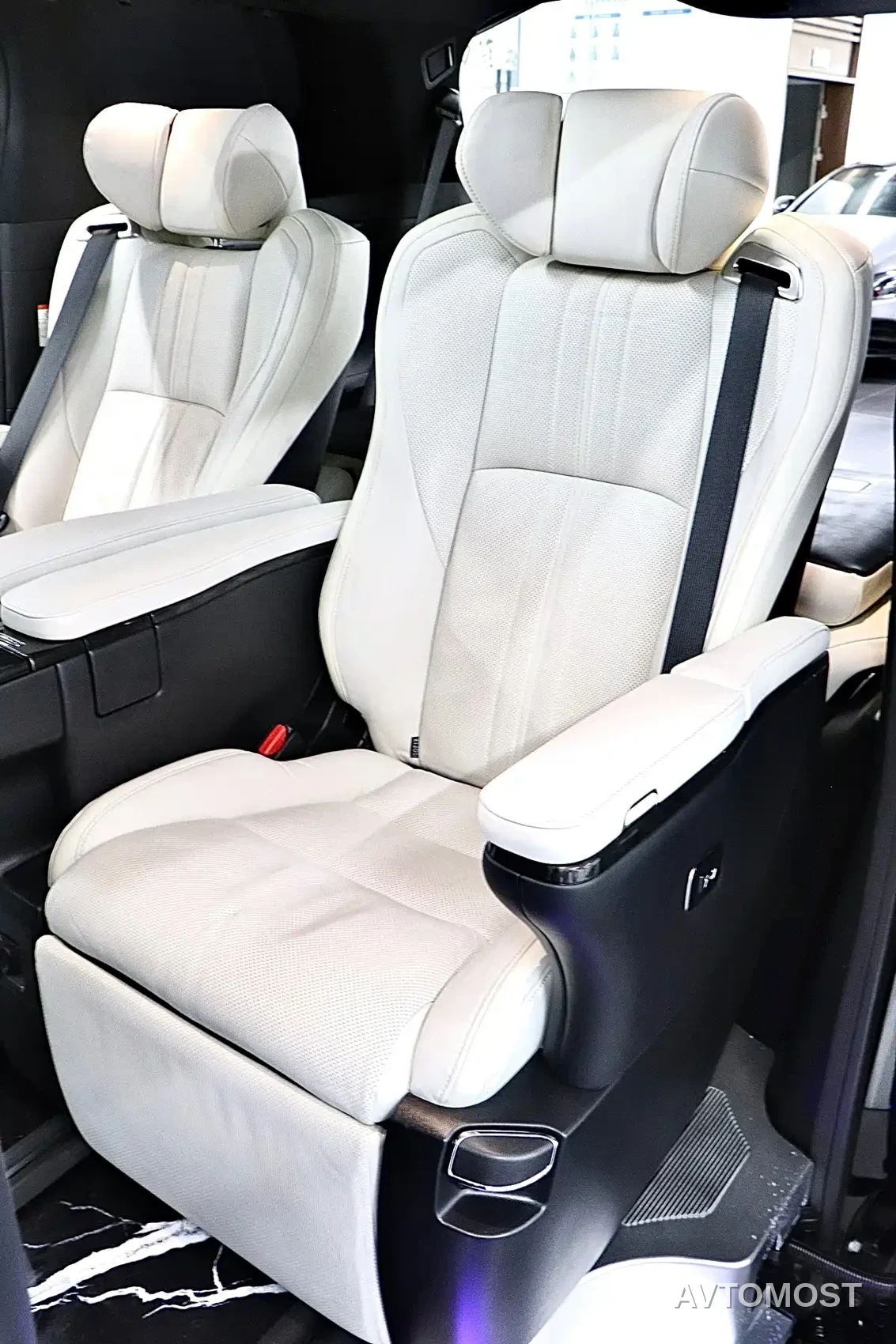 Lexus LM 2020 300h Seven-Seater Elegance Edition — фото 13