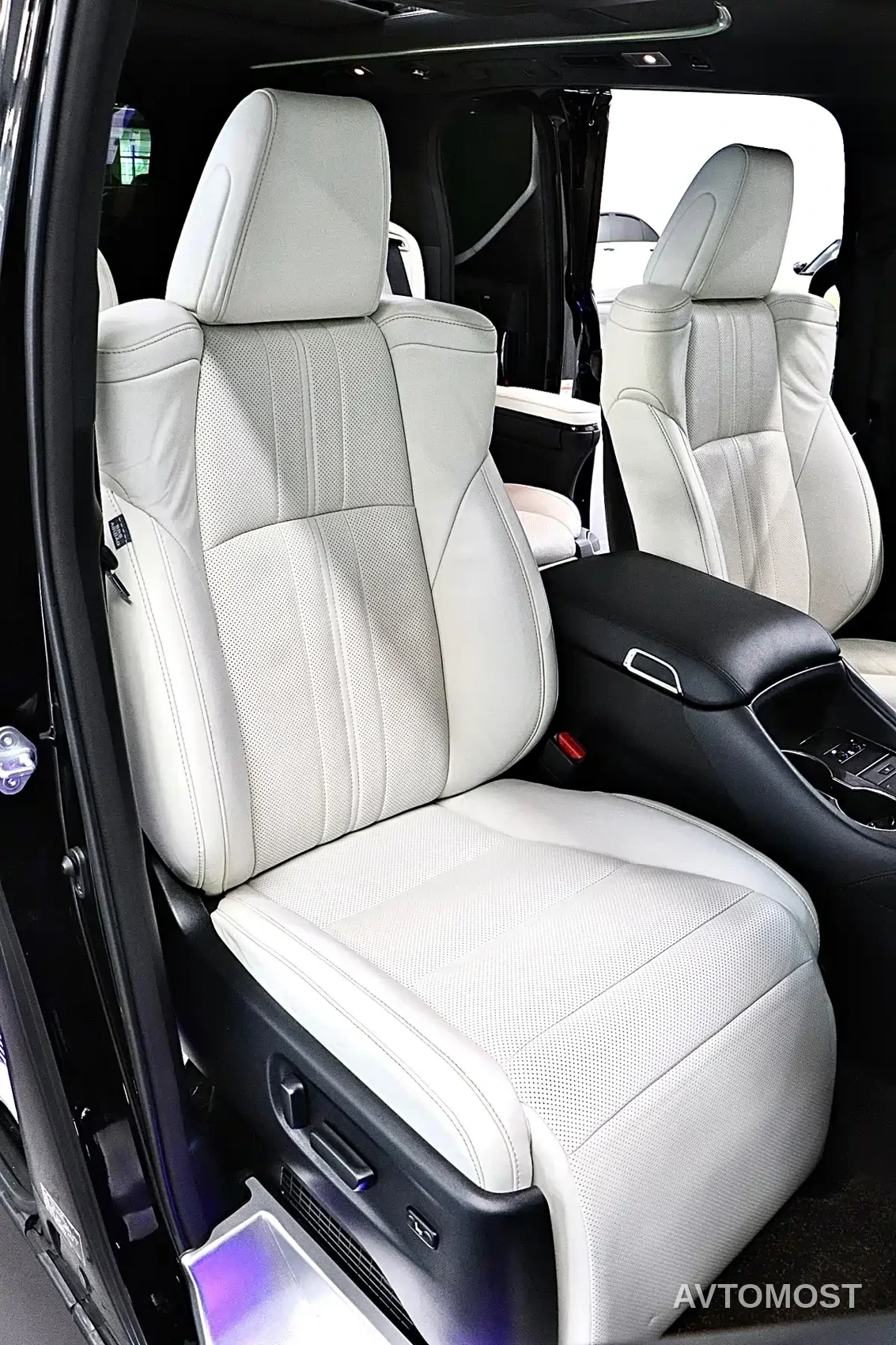 Lexus LM 2020 300h Seven-Seater Elegance Edition — фото 15