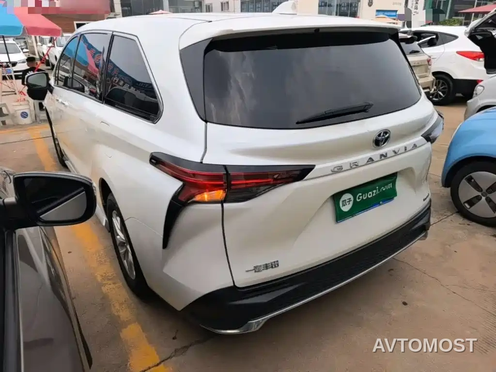 Toyota Granvia 2023 2.5L Hybrid Comfort Edition — фото 3