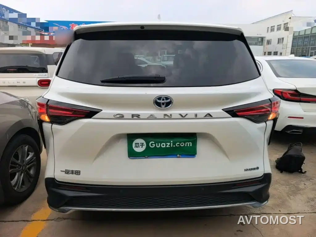 Toyota Granvia 2023 2.5L Hybrid Comfort Edition — фото 4