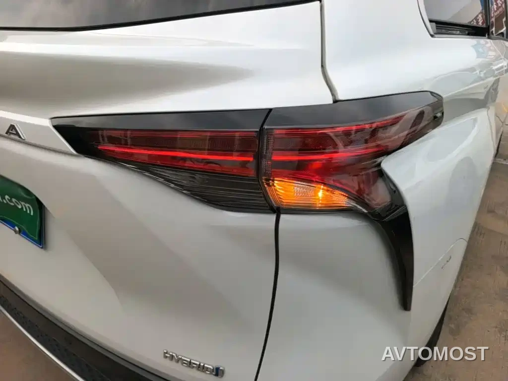 Toyota Granvia 2023 2.5L Hybrid Comfort Edition — фото 6