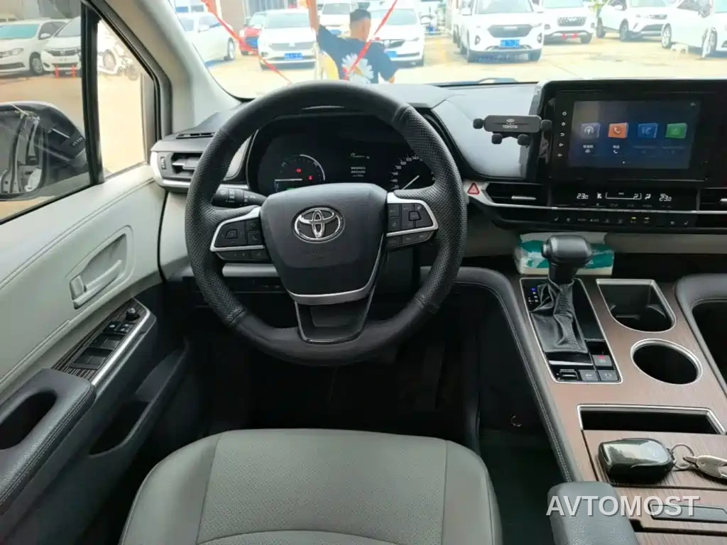 Toyota Granvia 2023 2.5L Hybrid Comfort Edition — фото 9