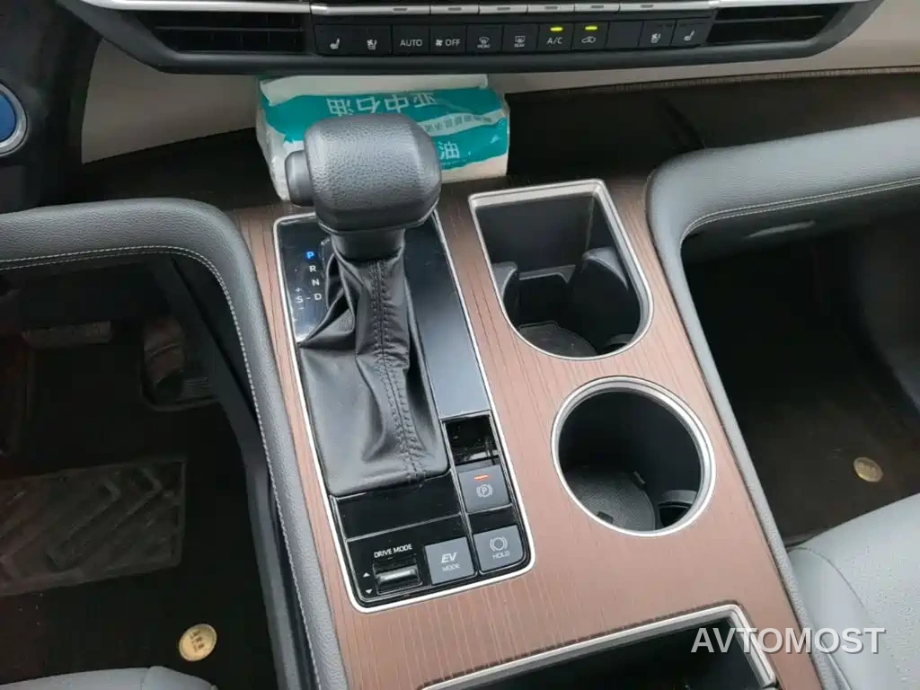 Toyota Granvia 2023 2.5L Hybrid Comfort Edition — фото 12