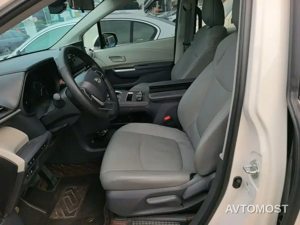 Toyota Granvia 2023 2.5L Hybrid Comfort Edition — фото 13