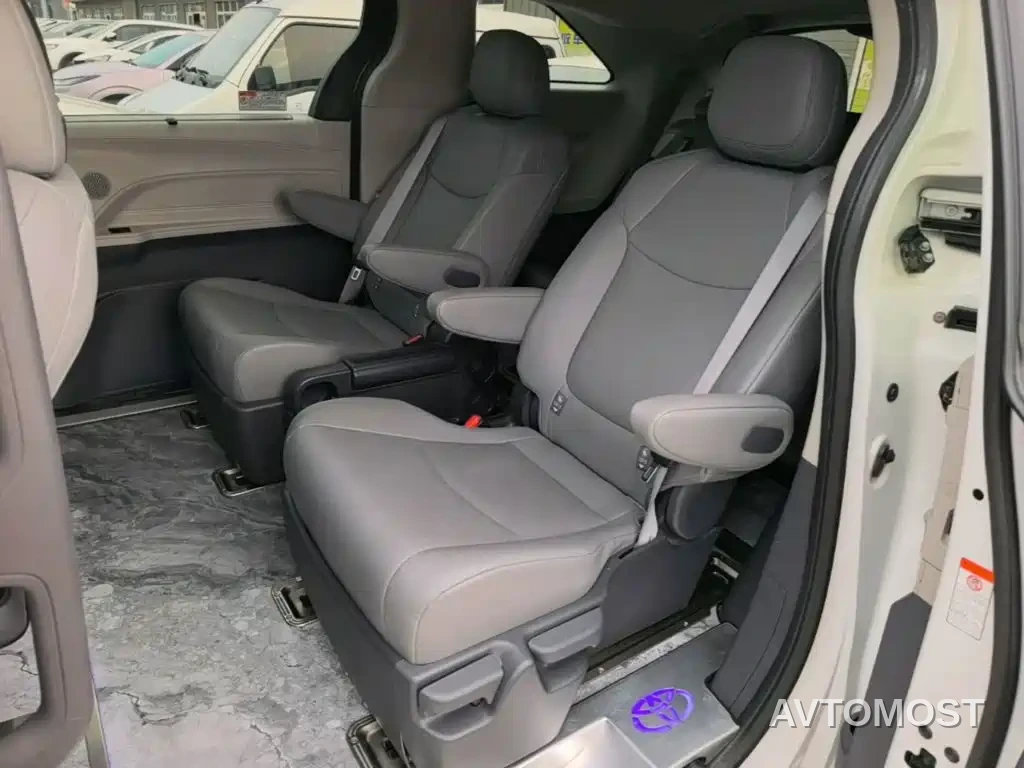 Toyota Granvia 2023 2.5L Hybrid Comfort Edition — фото 15