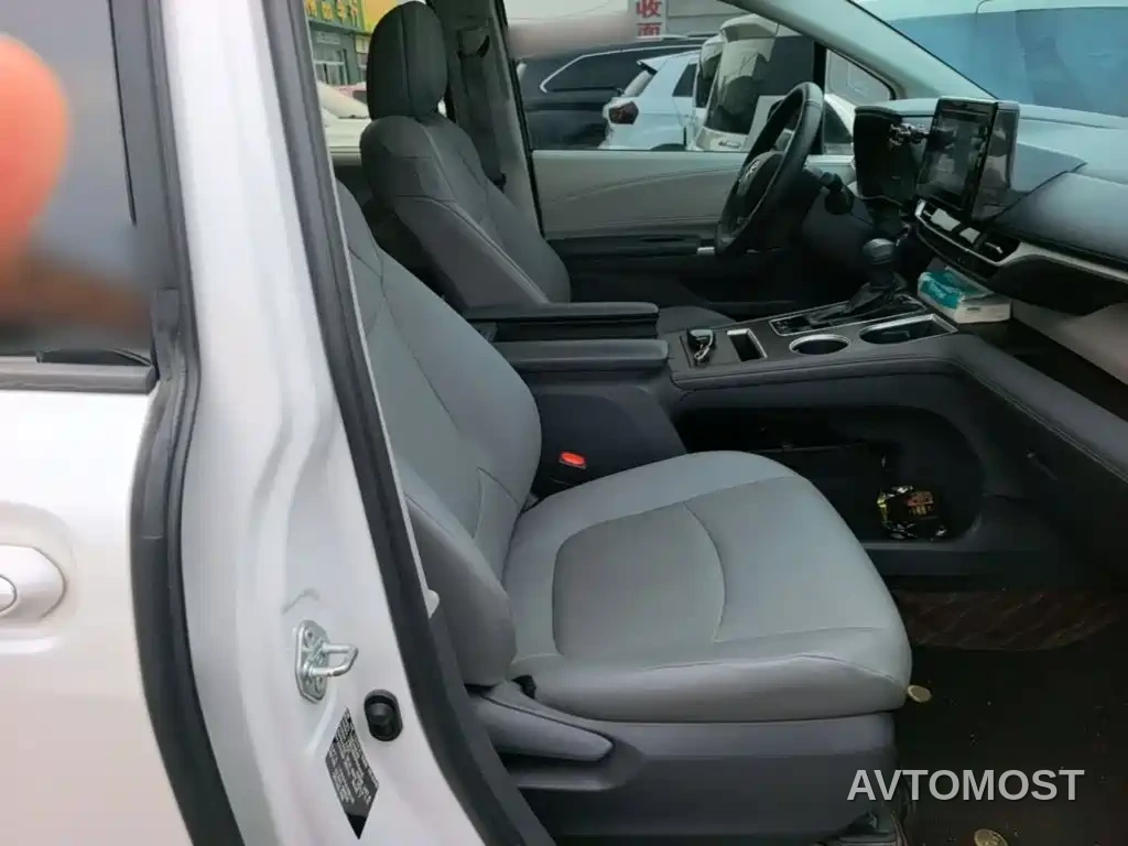 Toyota Granvia 2023 2.5L Hybrid Comfort Edition — фото 23