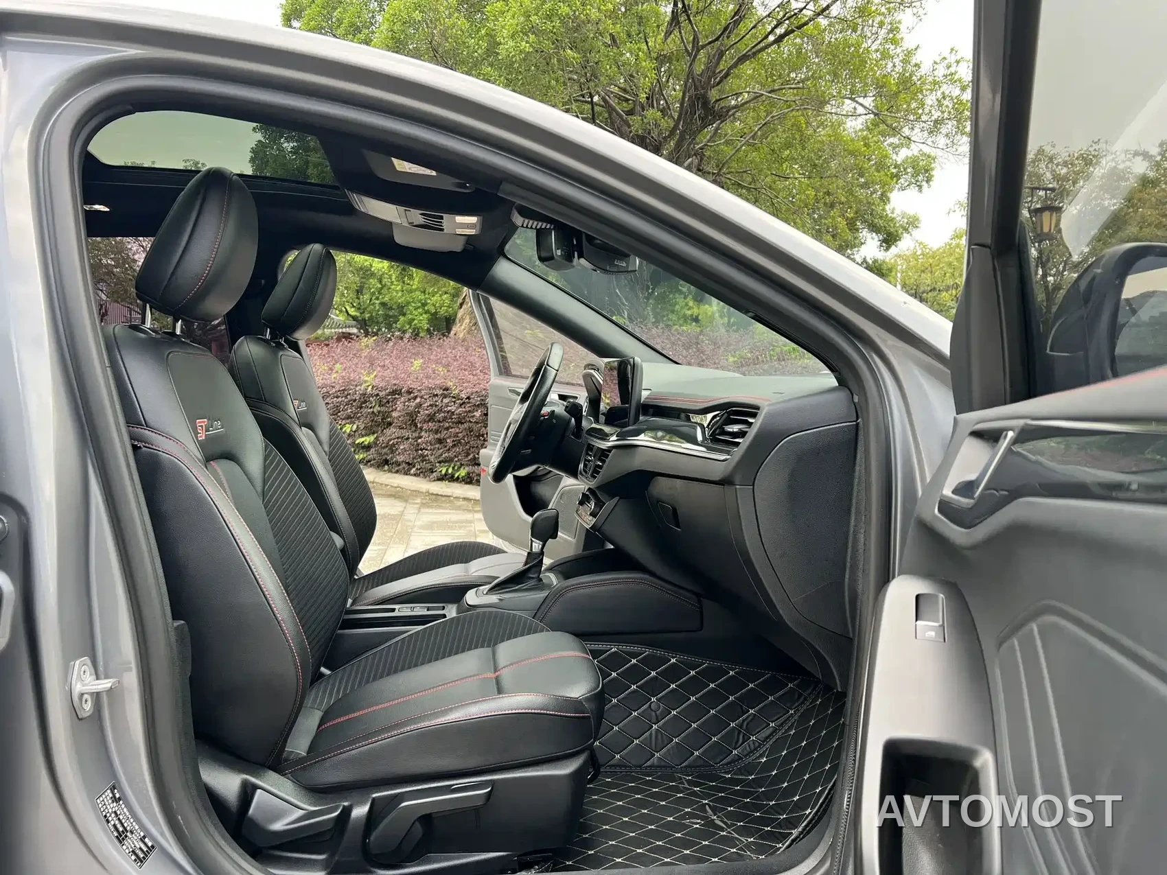 Ford Focus 2022 Hatchback EcoBoost 180 Automatic ST Line — фото 8