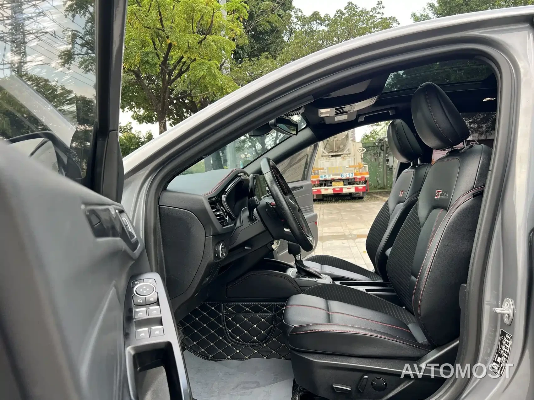 Ford Focus 2022 Hatchback EcoBoost 180 Automatic ST Line — фото 9